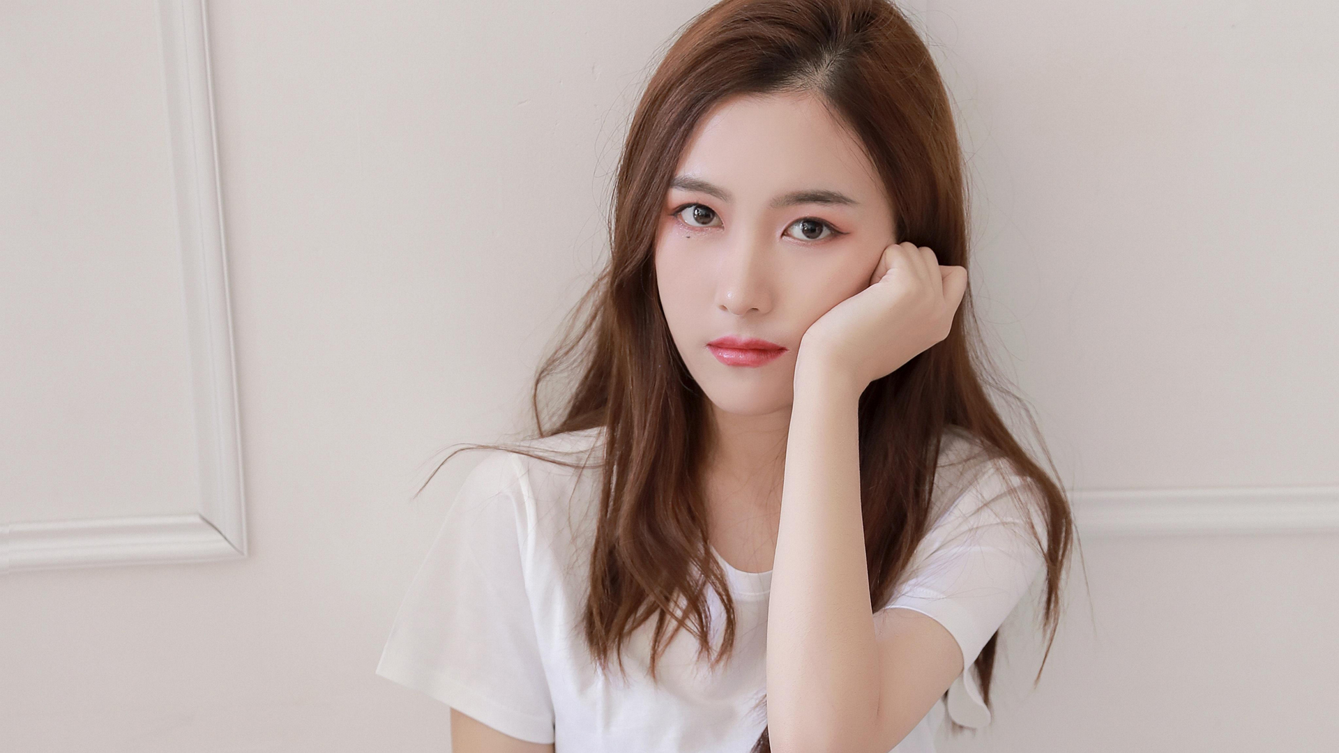 长发高冷气质美女高清壁纸分享