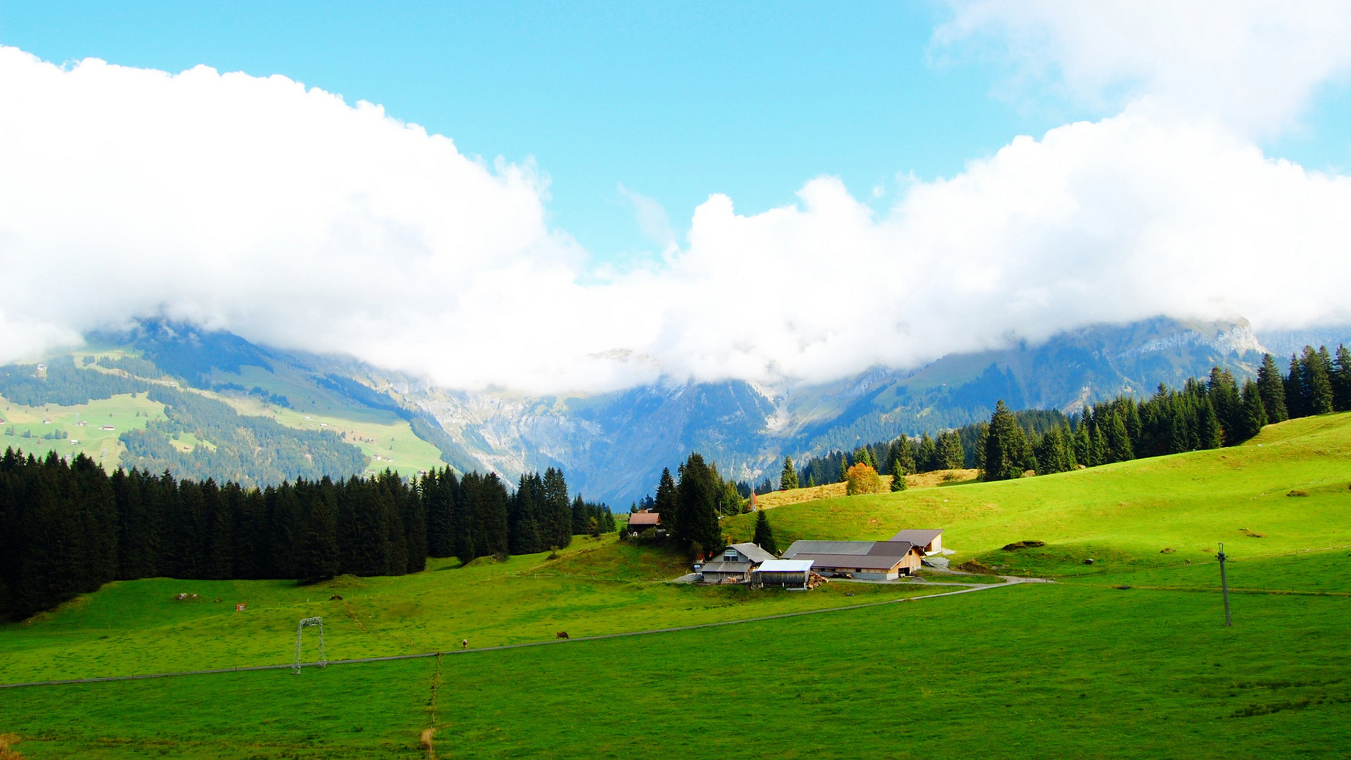 治愈系田园风电脑壁纸：远山草地乡间小屋的治愈画面