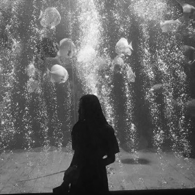 24张高清黑白背影情侣头像 一左一右超适配