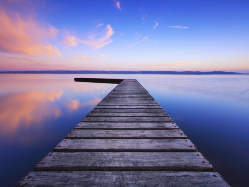 治愈感拉满！带码头云朵的湖水风景电脑壁纸