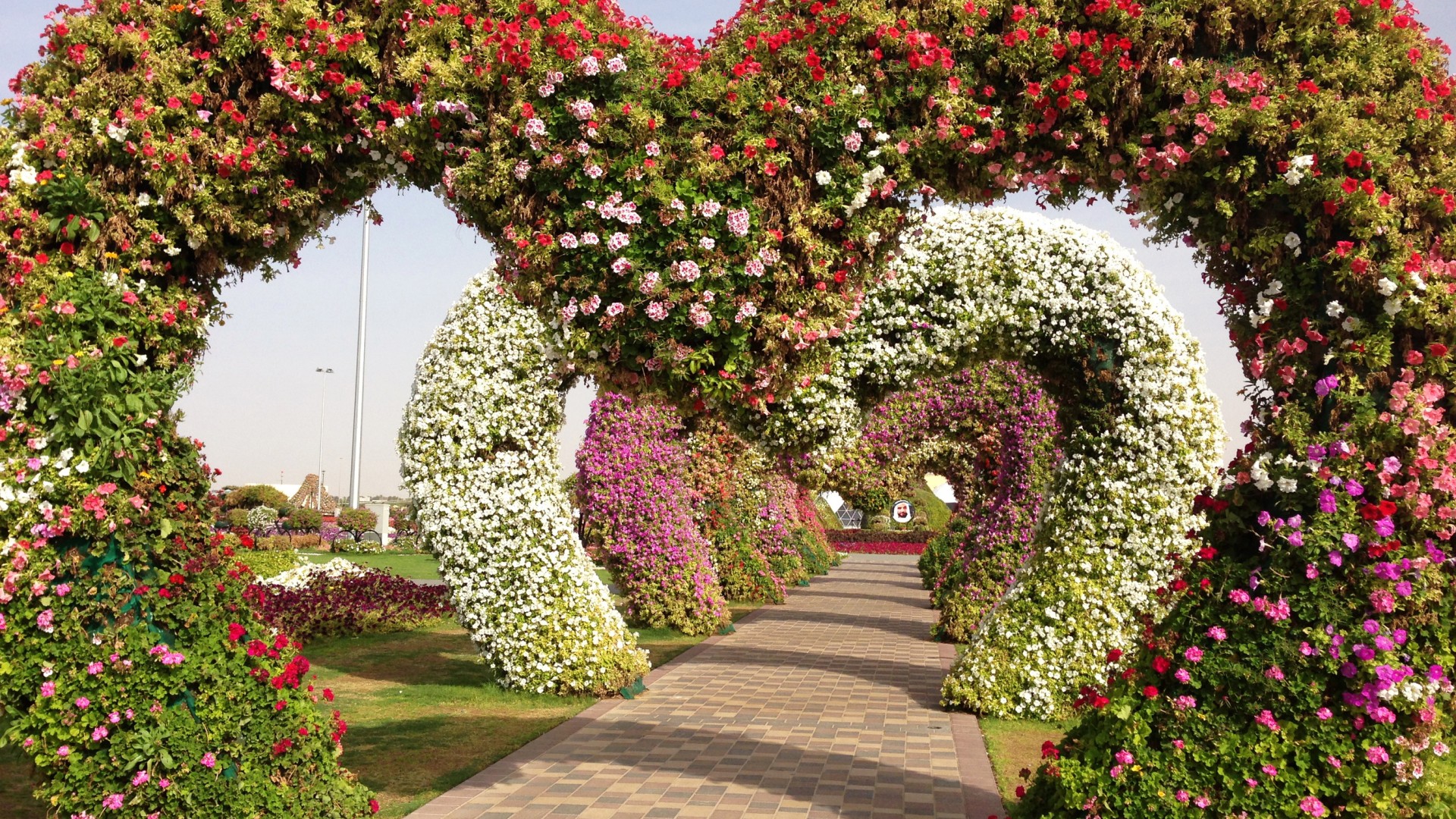 爱心园林搭配鲜花道路的浪漫风景电脑壁纸来了