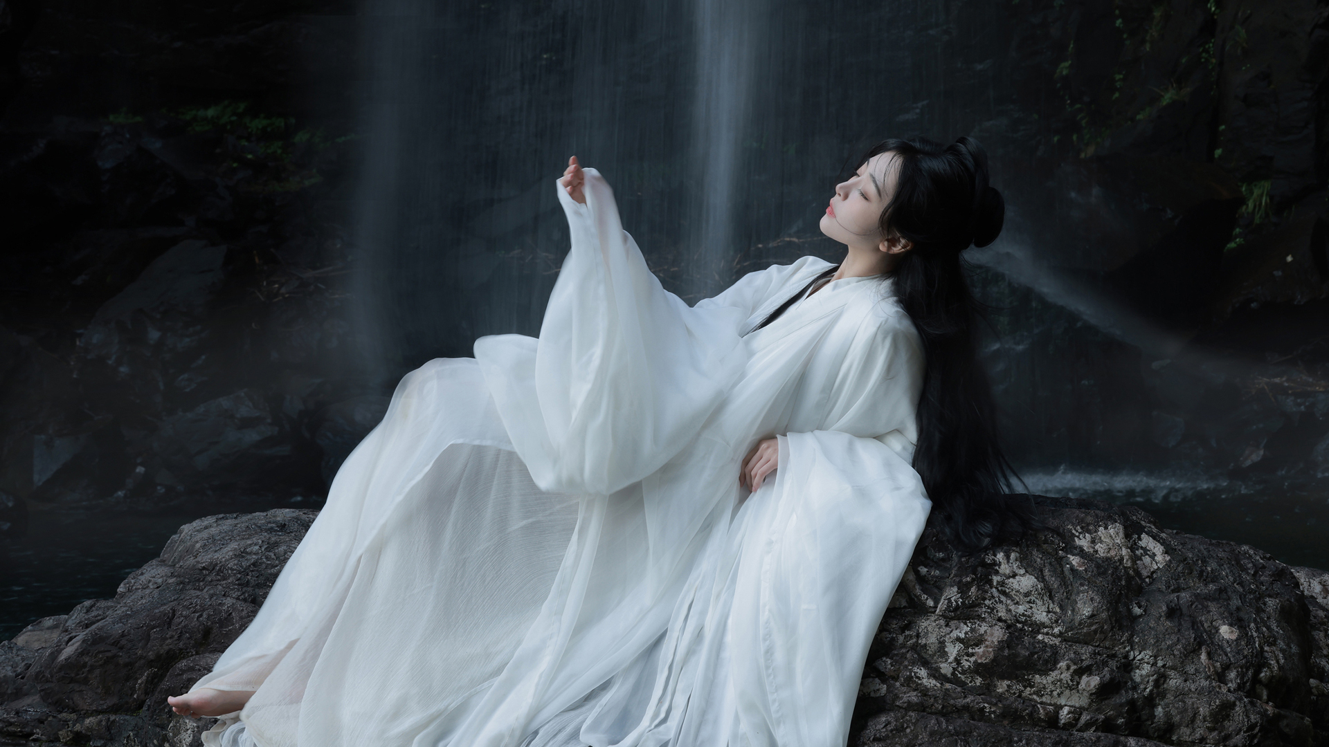 穿白古装的古风小姐姐配溪瀑美景 电脑高清壁纸来啦