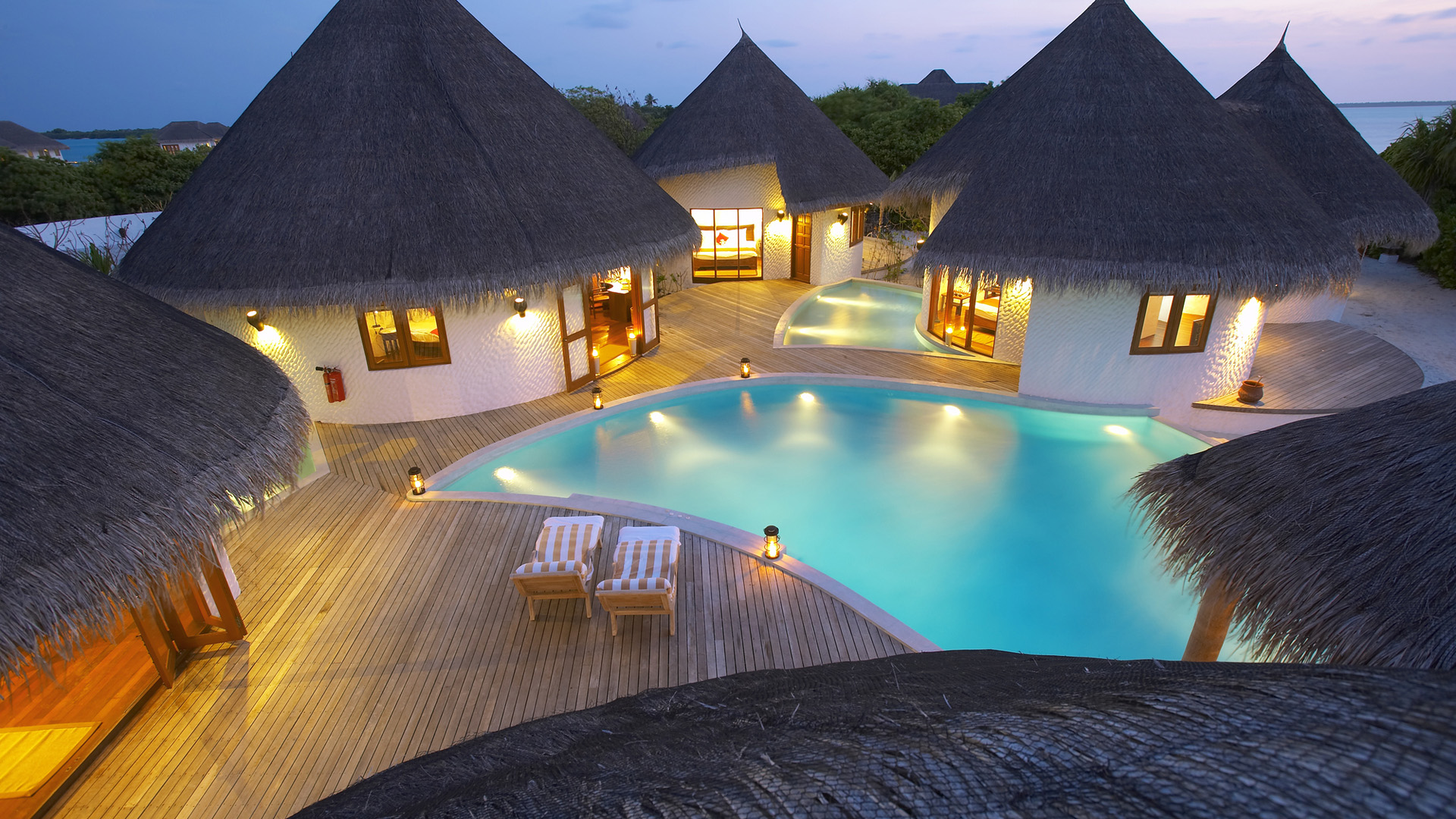 带泳池度假别墅的电脑桌面壁纸