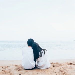 情侣看海背影头像来啦！这是一张充满氛围感的单人情侣背影头像素材