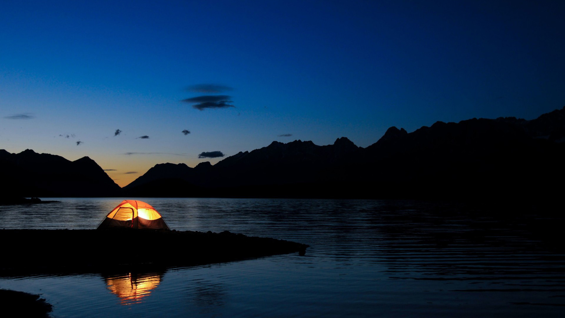 夜晚海边帐篷风景壁纸