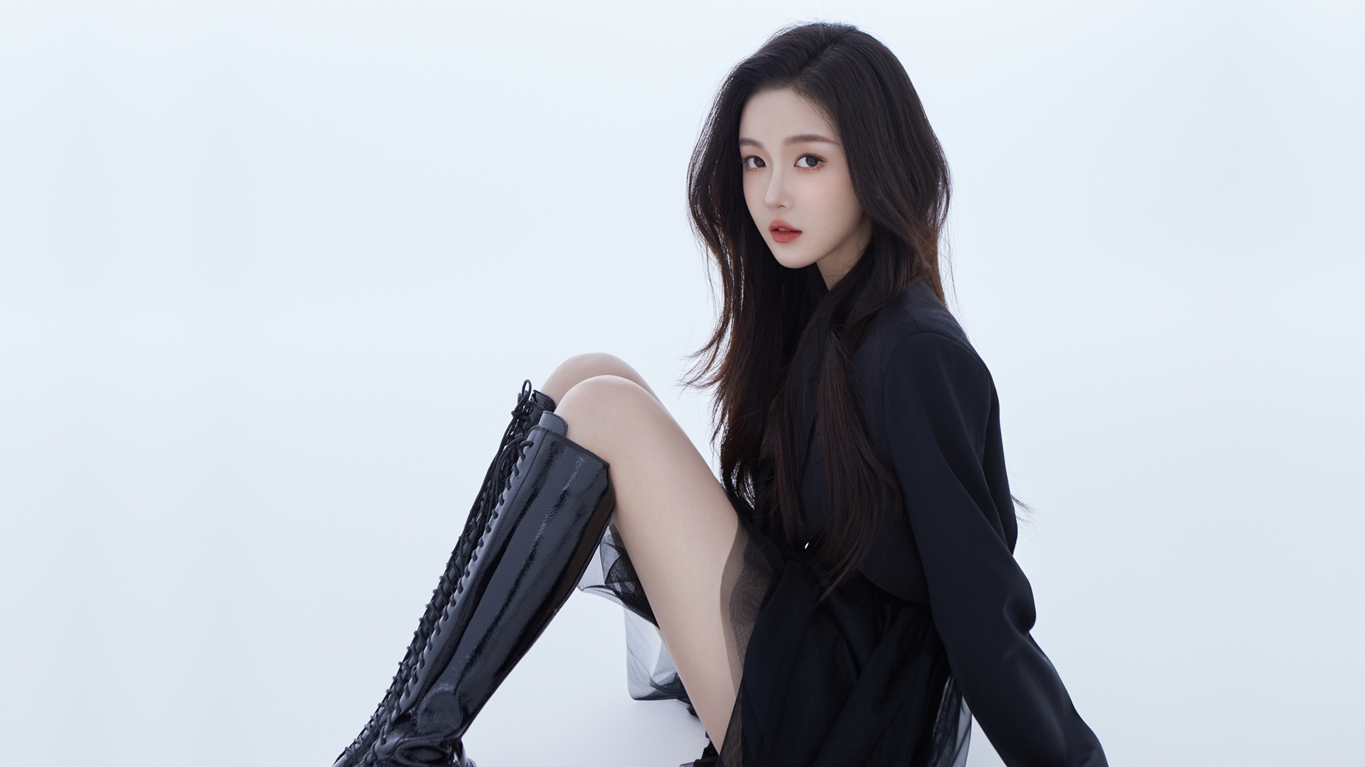 长发配黑裙长靴的高清美女壁纸分享