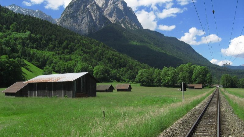 带铁路公路的动漫风山水风景电脑桌面壁纸