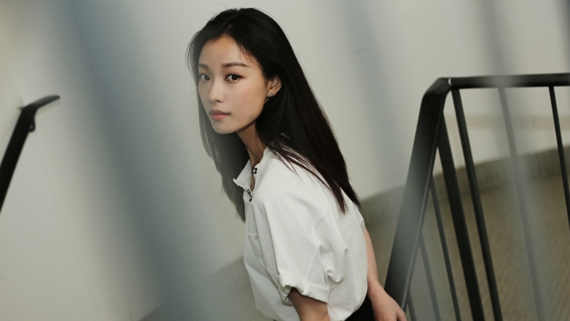 倪妮清纯白衬衫造型高清壁纸推荐