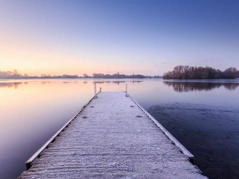 英国英格兰冬日清晨湖畔码头风景壁纸