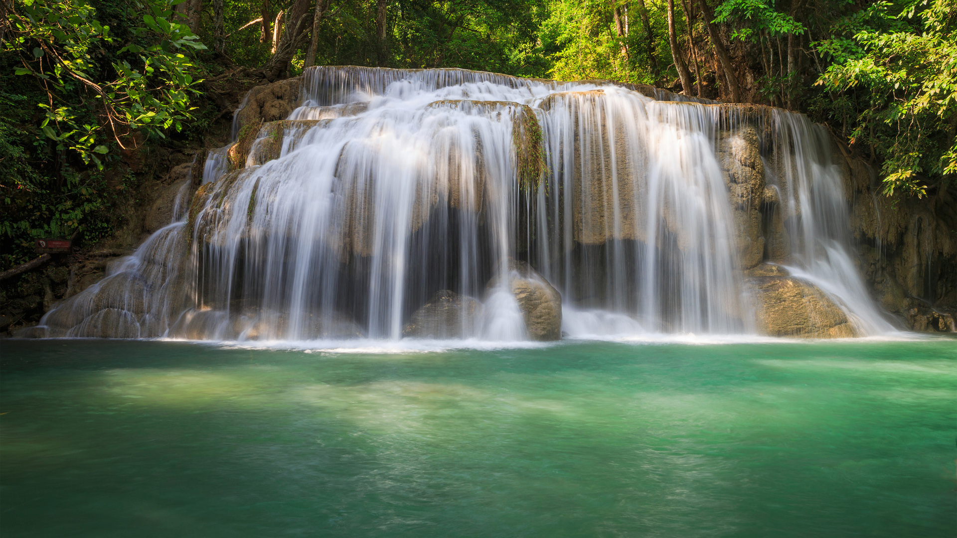 绿色森林瀑布风景电脑动漫壁纸上新啦