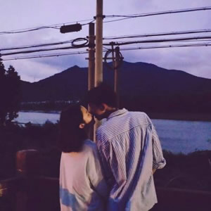 12组双人牵手背影情侣头像 一对两张高清图