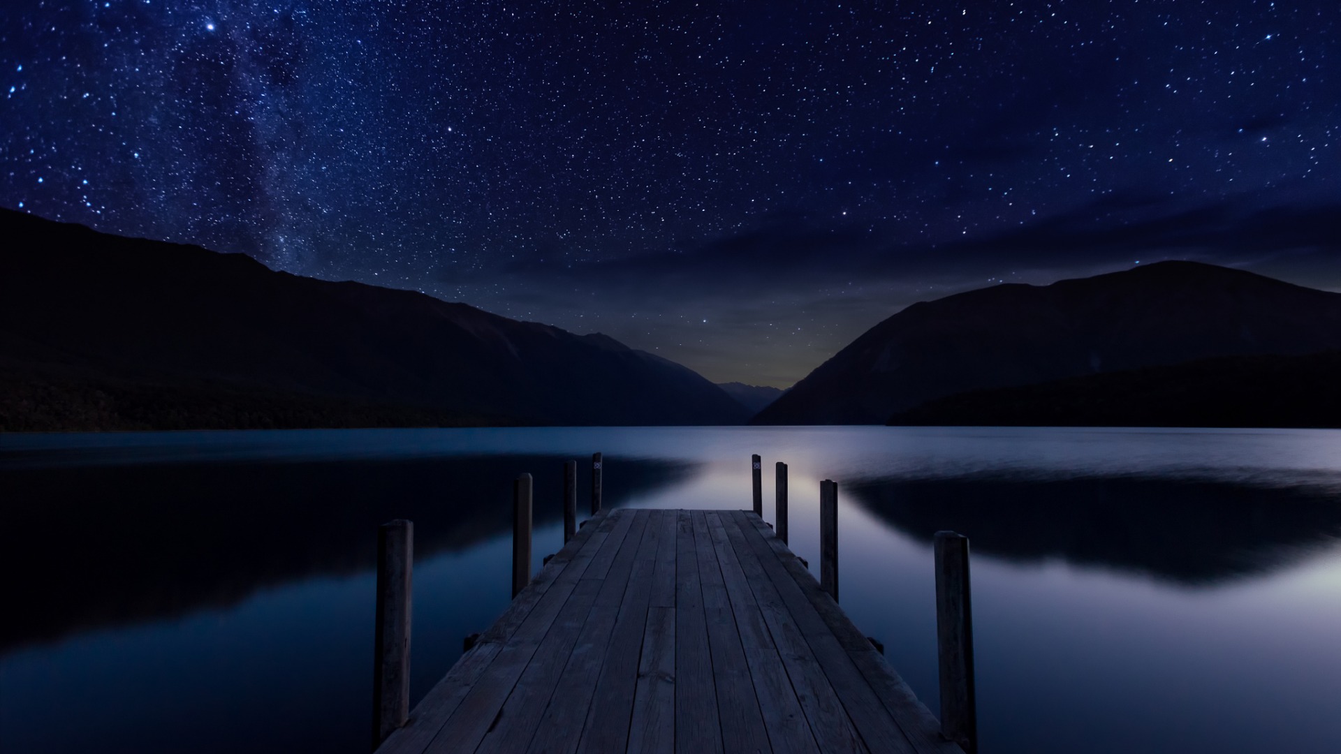 夜晚湖畔码头的星空宁静桌面壁纸来了
