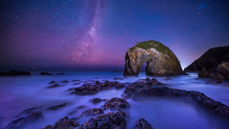 马头岩上空的银河星空壁纸 多款分辨率适配电脑桌面