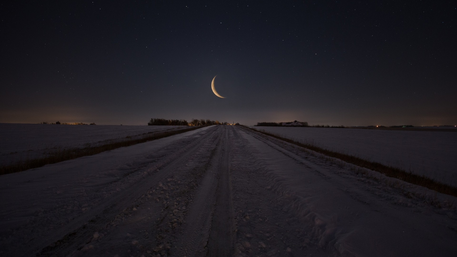 冬日深夜平原雪景动漫桌面壁纸，藏着漫天星光和无尽长路