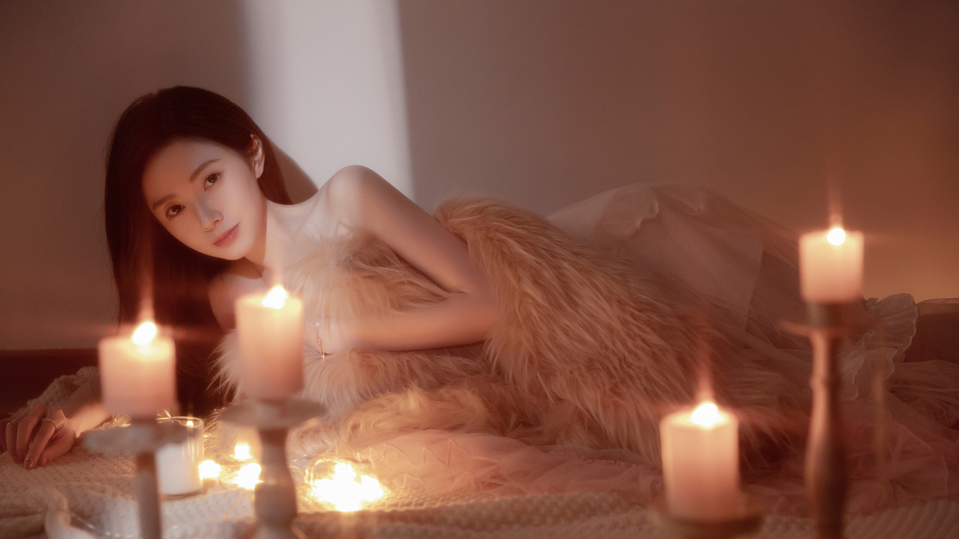 居家烛光清纯美女高清壁纸推荐