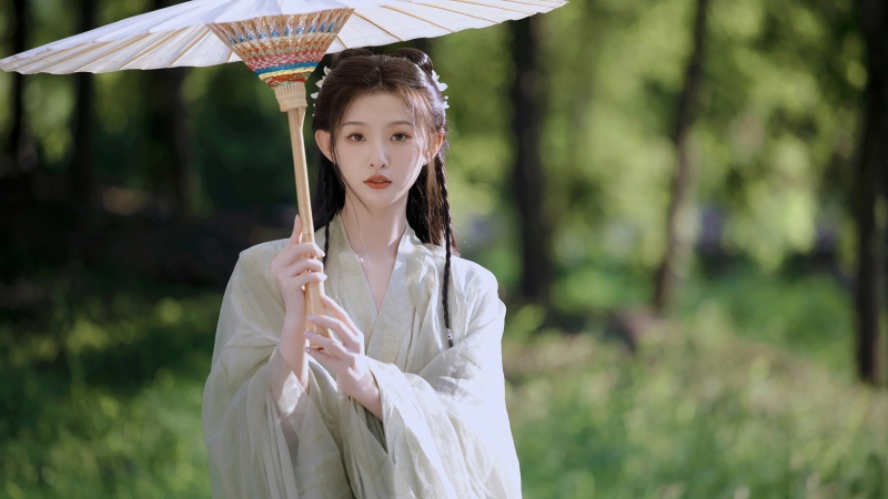 古风撑伞林间美女护眼壁纸推荐_高清电脑壁纸可选多分辨率