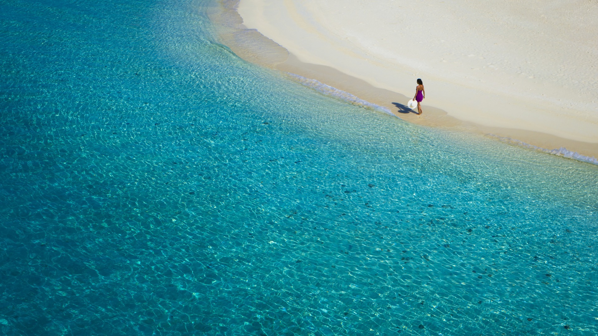 海边漫步的少女！这套蓝调风景电脑壁纸太治愈了