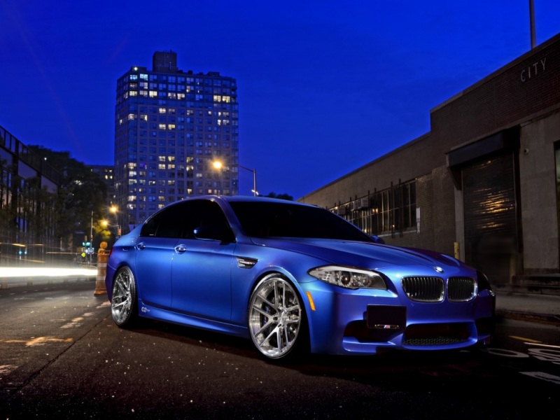 夜幕下的宝马M5街头壁纸 高清汽车壁纸分享