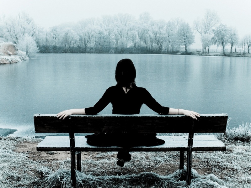 森林湖泊配美女长椅！这款雪白风景电脑动漫壁纸太绝了