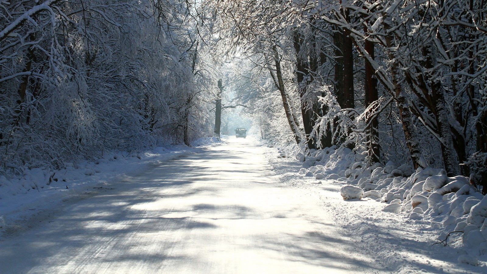 冬日静谧公路雪景 电脑桌面动漫风壁纸来了