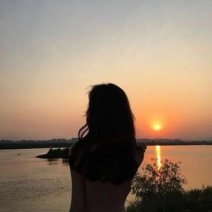 16张黄昏背影情侣头像 一左一右高清夕阳款