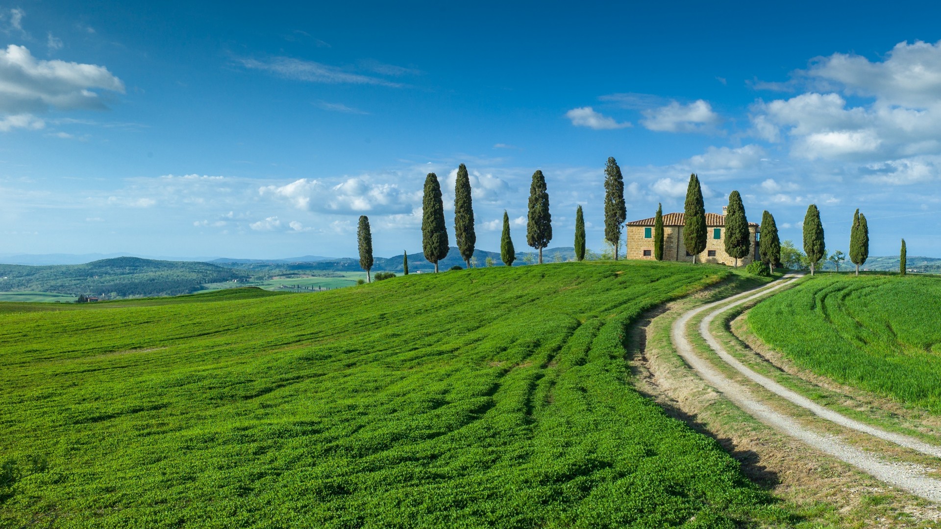 带房屋农田山林的高清风景电脑桌面壁纸