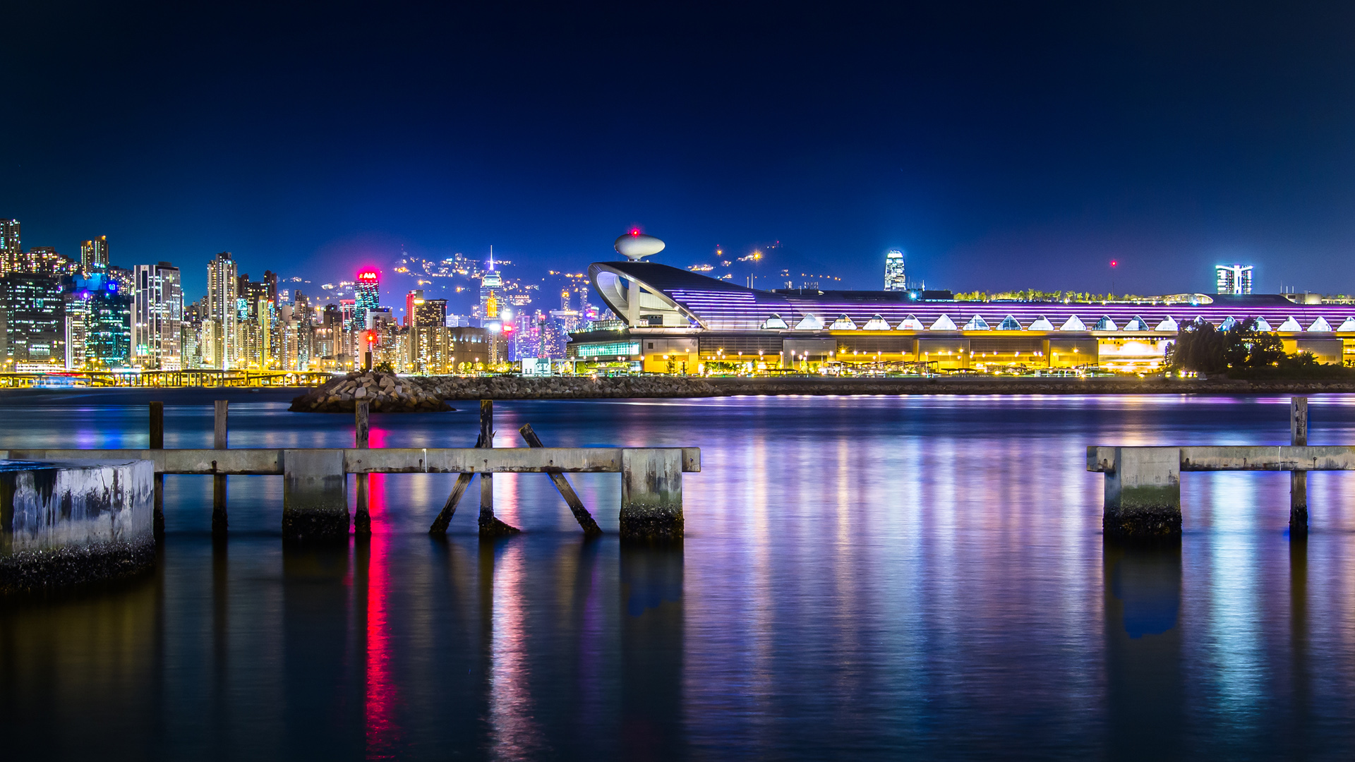 氛围感拉满！海滨城市夜景2K电脑动漫壁纸分享