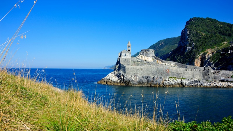包含天空大海山岩草的高清风景电脑壁纸推荐