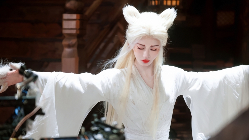 鞠婧祎白发狐狸造型电脑桌面壁纸来了，高清款直接存