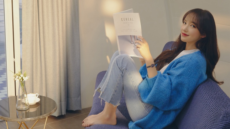 程潇牛仔裤沙发看书杂志风格美女壁纸推荐