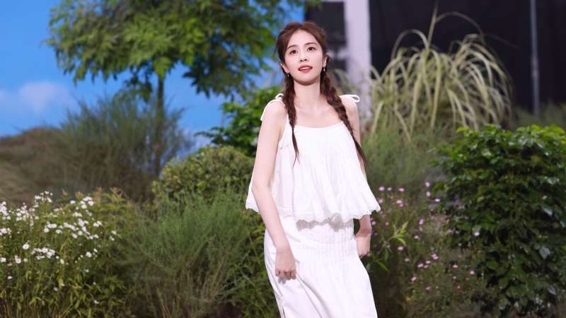 白鹿穿白裙的小清新高清电脑壁纸来啦