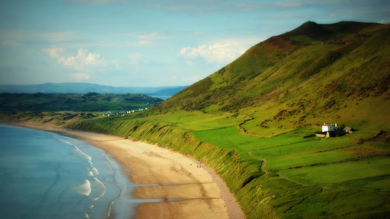 海岸山屋天空风景 多款适配电脑桌面壁纸推荐