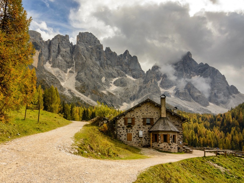 带石头房子的山野风景电脑壁纸