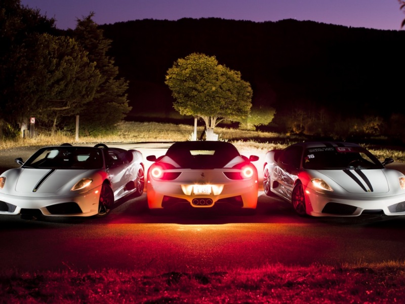 夜晚街头的白色法拉利F430与458 Italia同框！这款高清汽车壁纸适配多款电脑屏幕尺寸
