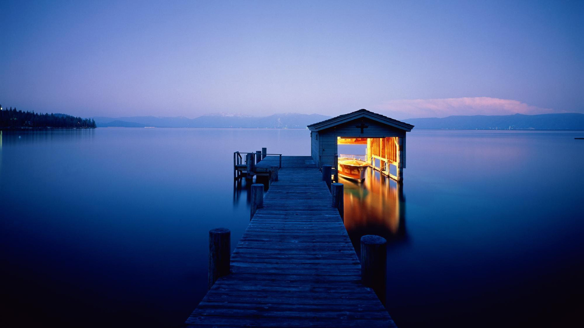 氛围感拉满！夜间码头湖景小屋桥景电脑壁纸