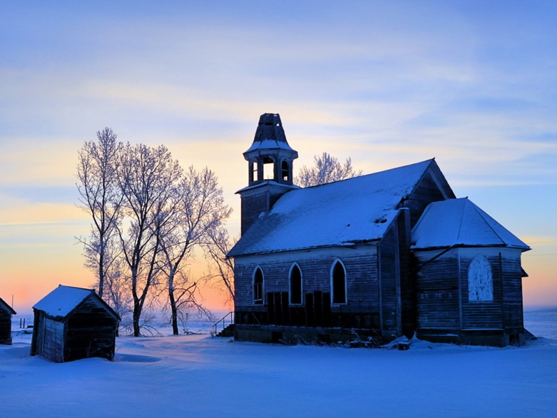 冬日林间雪地小屋风景壁纸