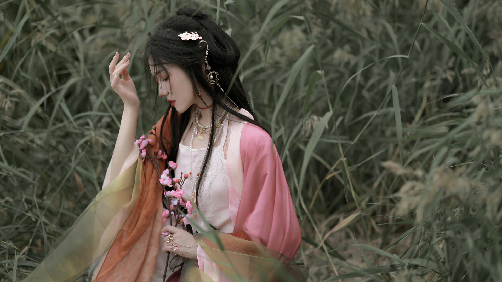 户外粉色古风侧脸花美女壁纸_高清电脑壁纸分享