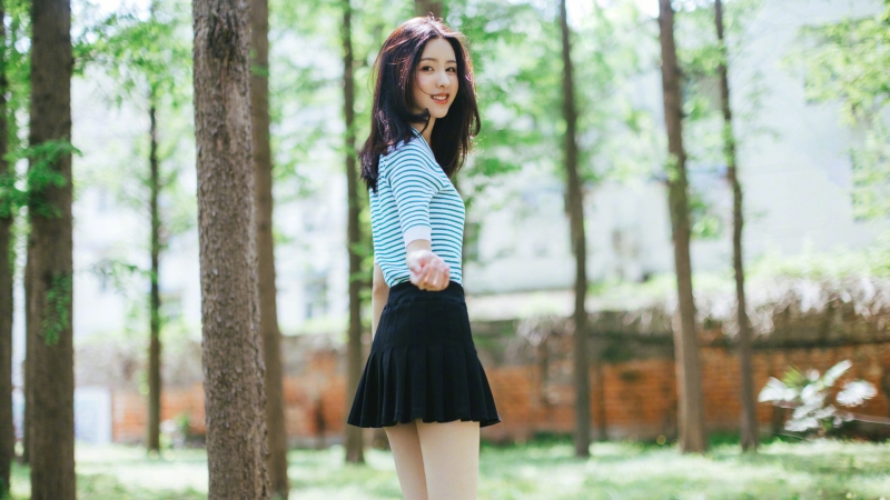 陈都灵穿黑百褶裙的小清新风格壁纸来了