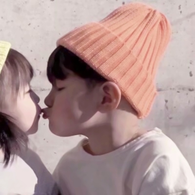 6组超萌萌娃亲嘴情侣头像 可爱小男孩小女孩头像合集