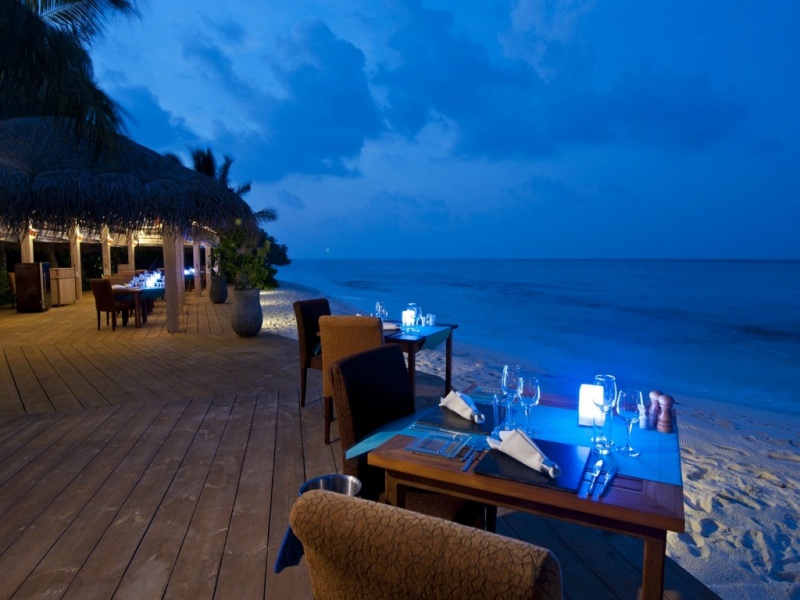 浪漫海滩晚餐高清壁纸推荐