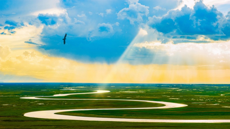 草原蜿蜒曲水的绝美风景壁纸来了