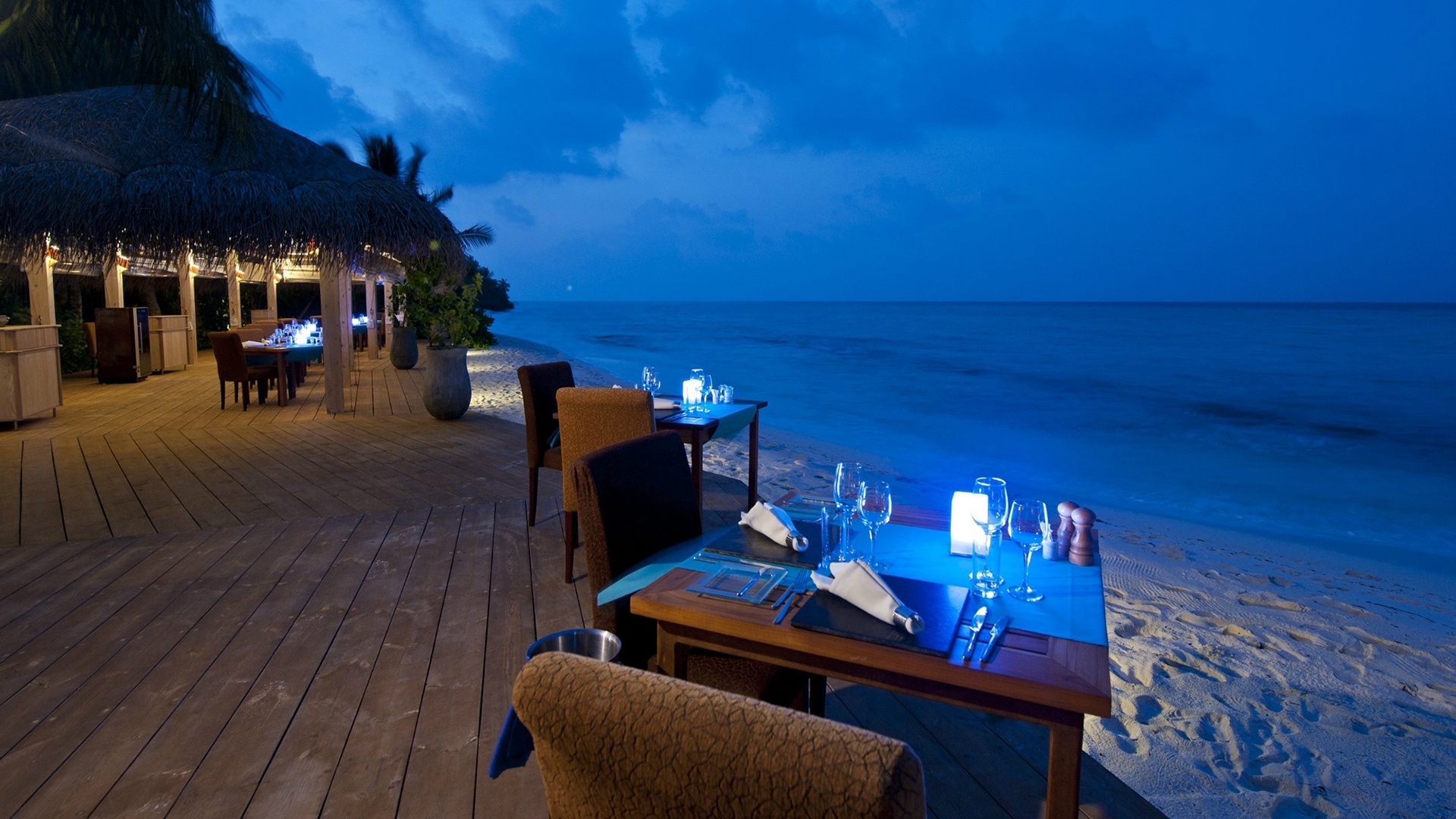 浪漫海滩晚餐高清壁纸推荐
