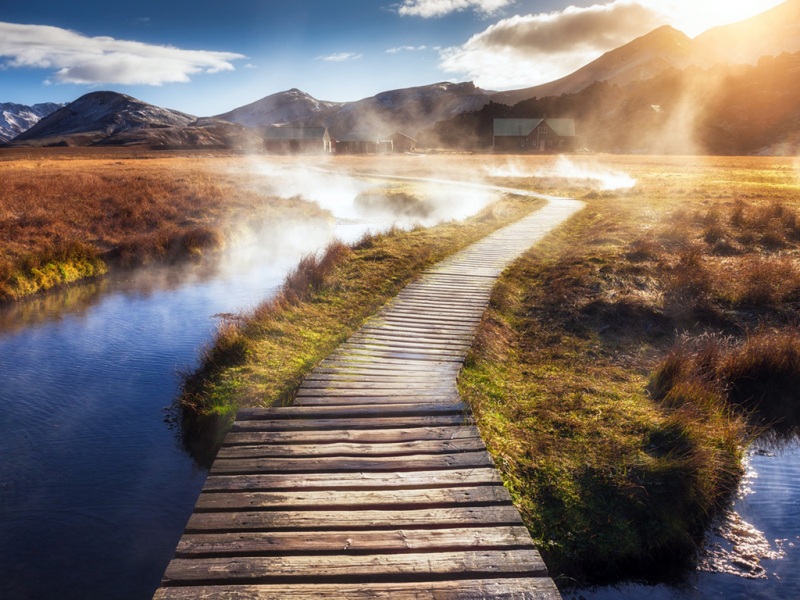 清晨湖边木栈道高山小屋 适合当电脑桌面的动漫风景壁纸