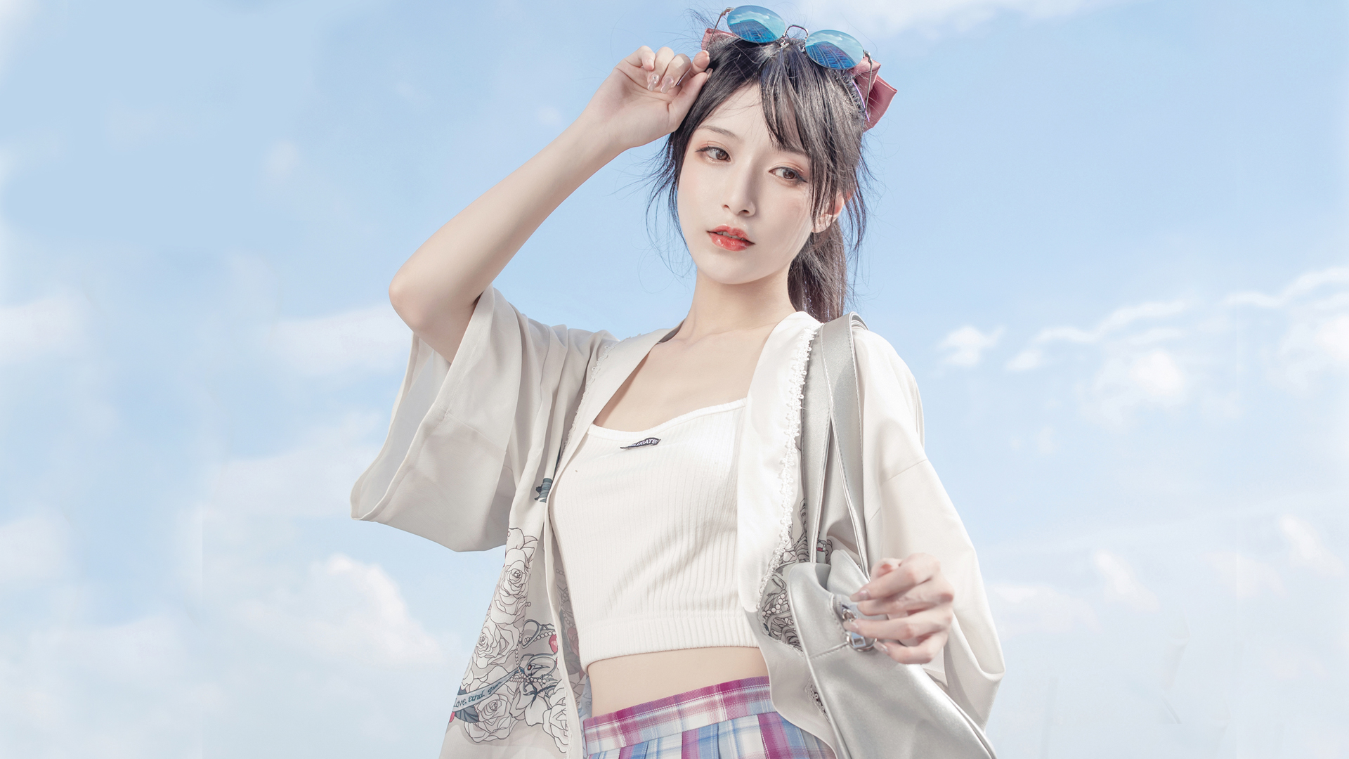 搭配天空阳光墨镜的养眼美女高清壁纸合集