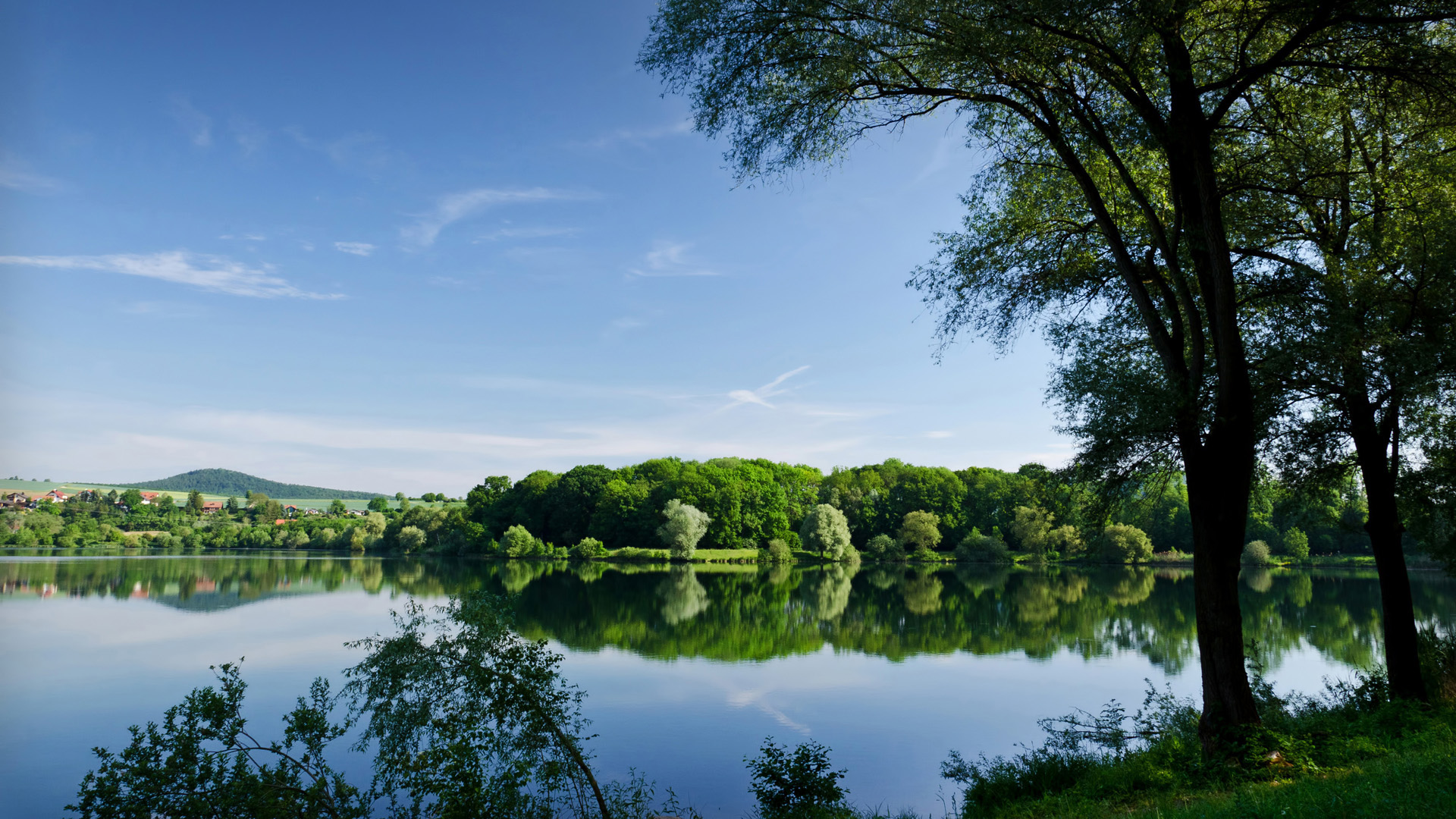 夏天河畔湖景动漫壁纸｜把自然氛围感拉满当电脑桌面