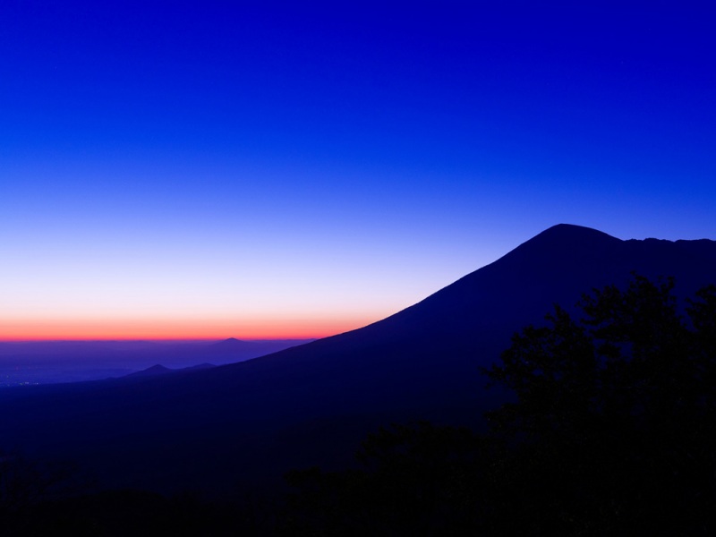 氛围感拉满！发光山树天空自然风景电脑壁纸