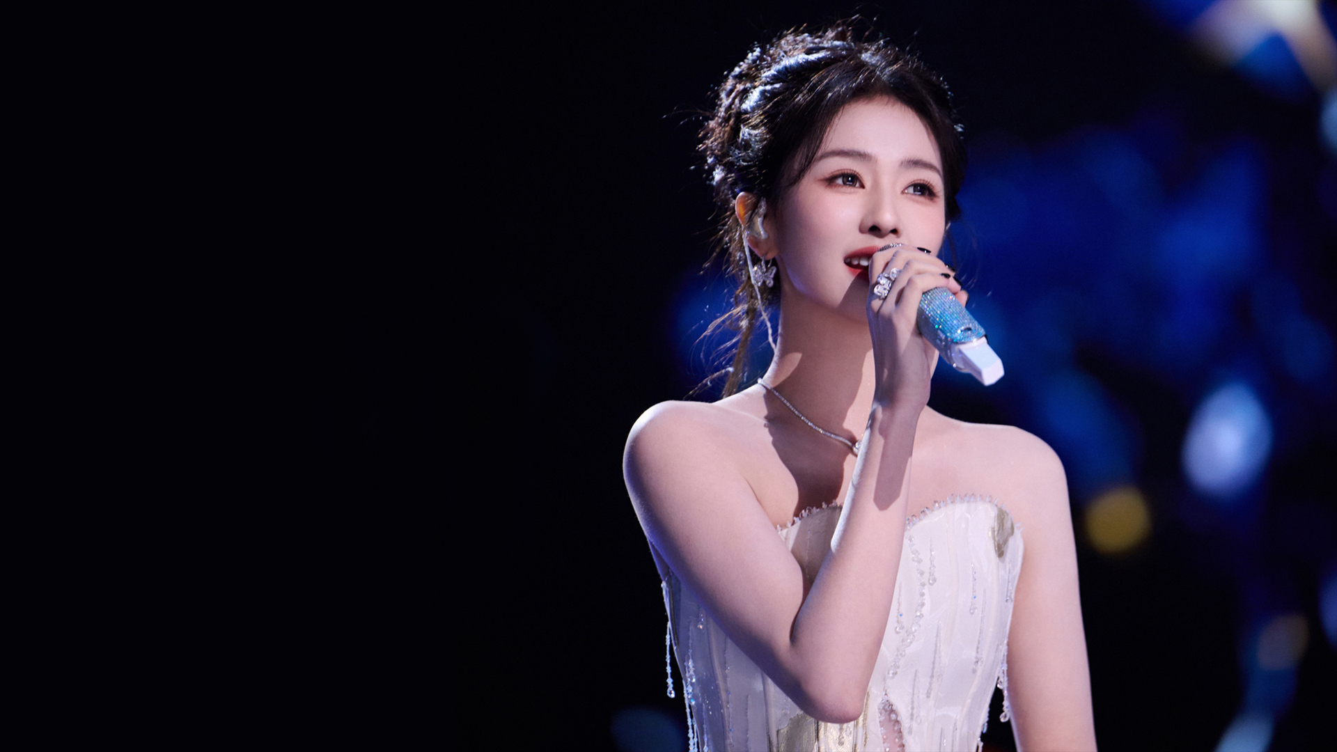 白鹿穿白裙唱歌的高清壁纸来啦