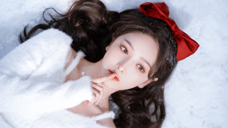 雪地氛围感美女壁纸！长发配红蝴蝶结白毛衣太绝了