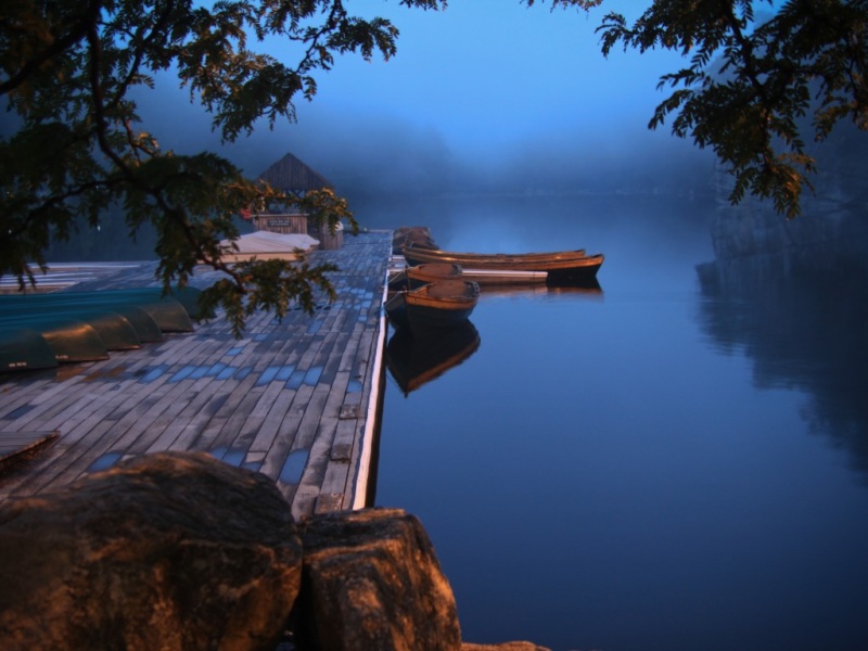 超治愈！湖边码头小船风景动漫电脑壁纸