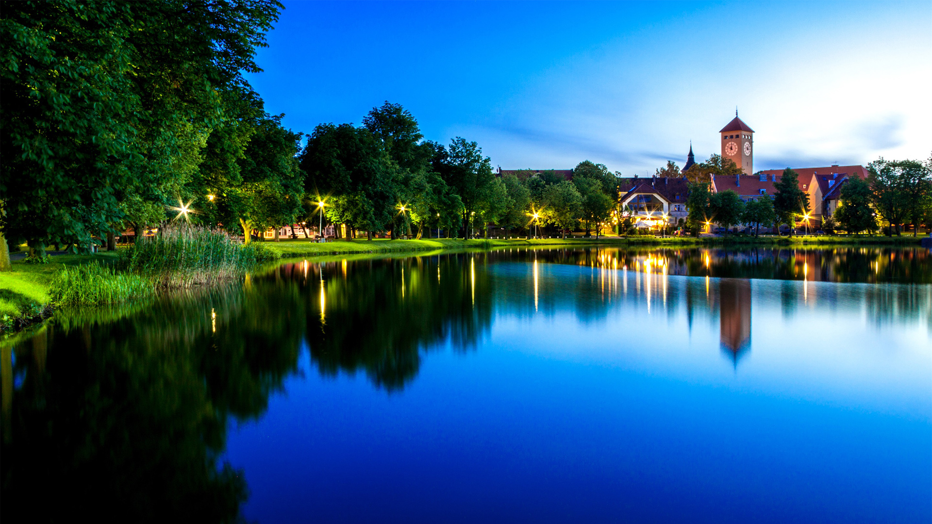 湖畔屋舍灯火倒影风景壁纸